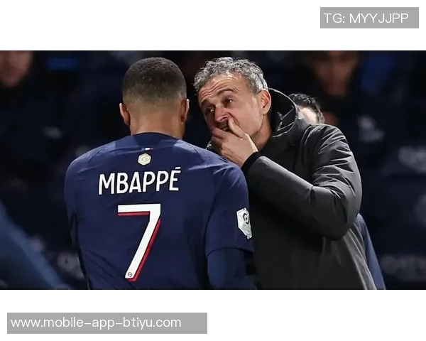 姆巴佩争抢中意外倒地主动示意换人球迷心忧望无大碍 姆巴佩争抢中意外倒地主动示意换人球迷心忧望无大碍