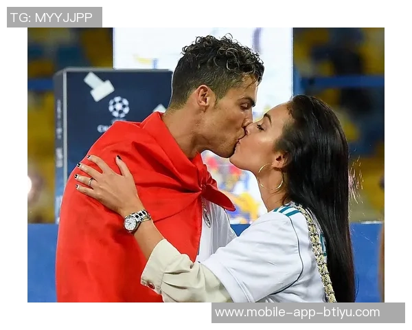 C罗获环足奖感言感谢妻子乔治娜台下微笑展幸福瞬间